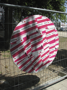 907712 Afbeelding van een cirkel met stickers voor het Buurtfestival in de Staatsliedenbuurt, op het hek langs het ...